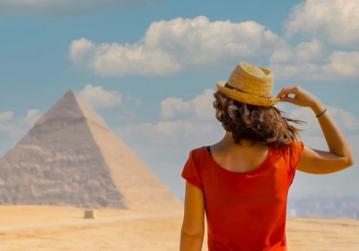 una donna davanti alle piramidi, offerta egitto agosto