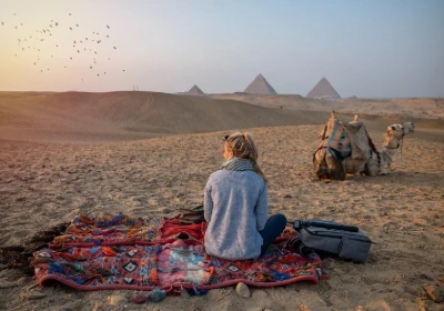 una donna davanti alle piramidi, viaggio organizzato in egitto
