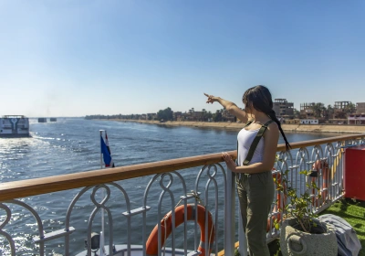 una signora si sta godendo la crociera, viaggio organizzato in egitto