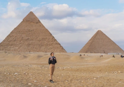 una donna davnti alle piramidi, viaggio organizzato in egitto