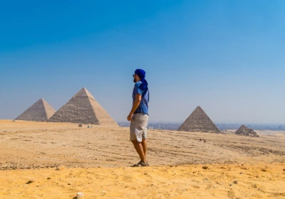 uomo davanti alle piramidi, vacanza pasqua egitto