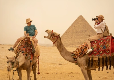 coppia davanti alle piramidi, vacanza pasqua egitto