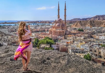 turista ammira la bellezza di sharm el sheikh, vacanza cairo sharm