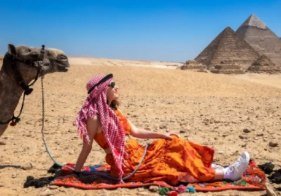 una donna davanti alle piramidi, viaggio organizzato egitto