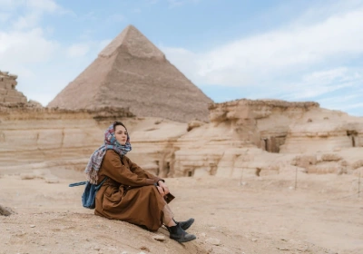 una donna davanti alle piramidi, viaggio in egitto organizzato