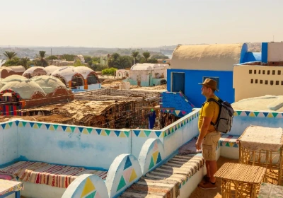 un uomo guarda le case nubiane, viaggio in egitto organizzato