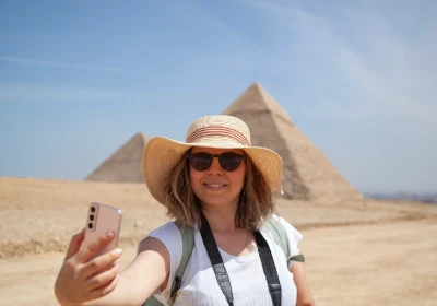 turista che scatta un selfie alle piramidi di giza al cairo, offerte egitto pasqua
