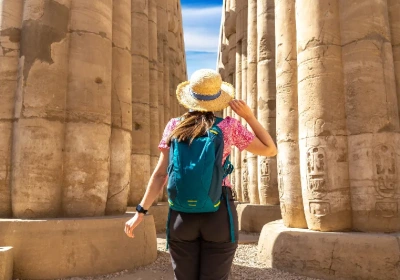 una donna davanti al tempio, offerte egitto pasqua