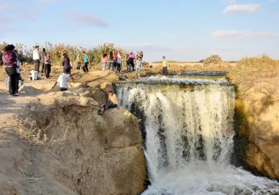 turisti in visita a wadi rayan in egitto
