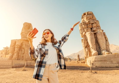 blogger fa selfie ai colossi di memnon, tour egitto capodanno