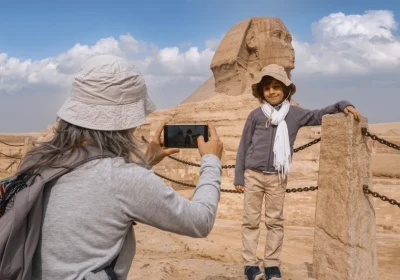 una madre scatta foto per il bambino, viaggio in egitto a natale