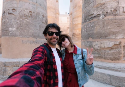 una coppia davanti al tempio di luxor, viaggio in egitto a natale