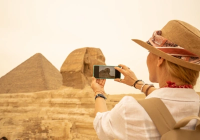 turista scatta foto per le piramidi, viaggio in egitto a natale
