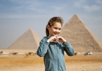 Una bambina davanti alle piramidi, pacchetti egitto capodanno