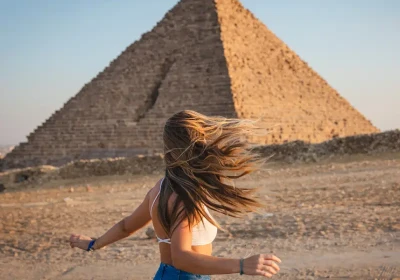 una donna davanti alle piramidi, viaggio al cairo