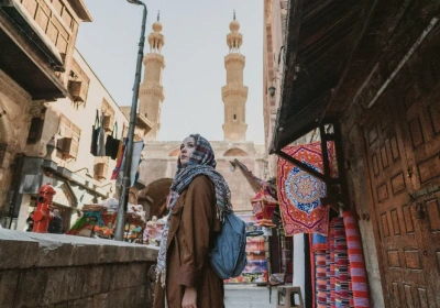 turista si gode la bellezza del cairo, pacchetti egitto capodanno