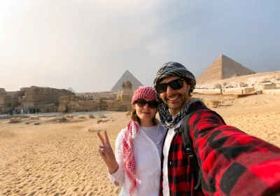 una coppia davanti al tempio di luxor, offerta egitto dicembre