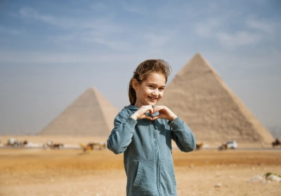 una bambina davanti alle piramidi, offerta egitto dicembre