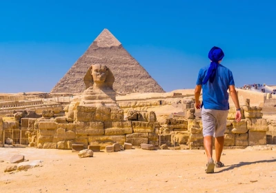 offerte vacanze egitto agosto, unuomo davanti alle piramidi