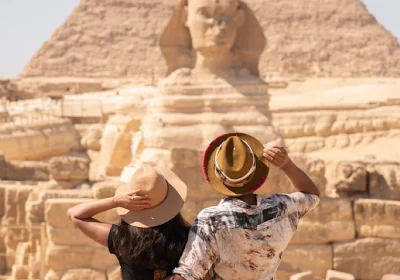 una coppia davanti le piramidi, pasqua al cairo