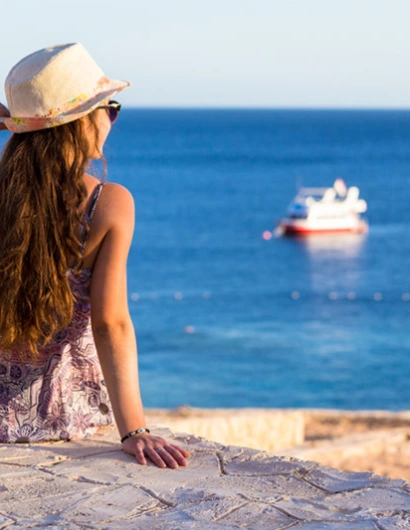 Cose da fare a Sharm el Sheikh, una ragazza si siede davanti al mare