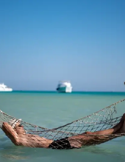 egitto dove andare al mare, un uomo al mar rosso