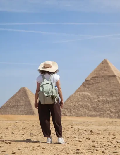 egitto consigli di viaggio, una donna davanti alle piramidi