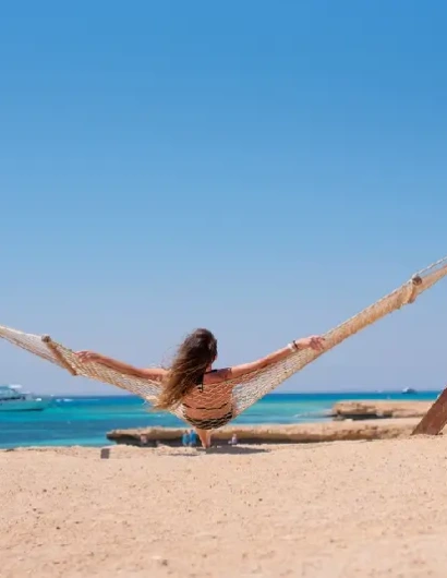 Hurghada o sharm , una donna al mare