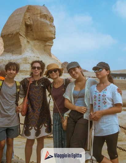 un gruppo di turisti davanti alla sfinge a giza, cosa vedere al cairo in 4 giorni