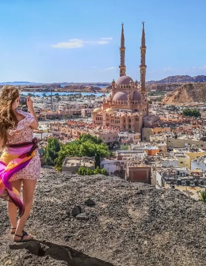 una donna sulla spiaggia a sharm, cose da sapere prima di andare a sharm