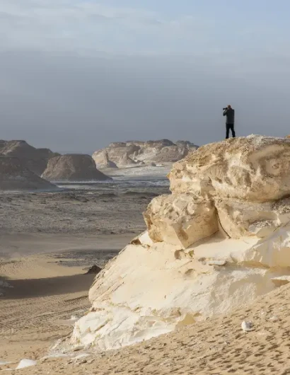 un uomo al deserto bianco, deserti egiziani