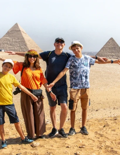 turisti davanti alle piramidi di giza, cosa vedere in egitto in 5 giorni