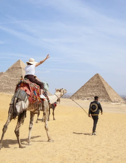 Il cairo cosa vedere, un gruppo di turisti alle piramidi