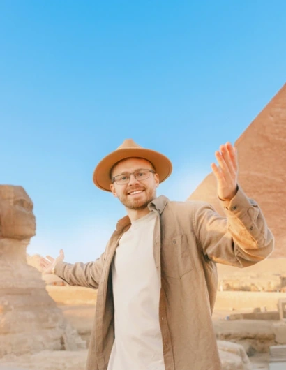 un uomo davanti alle piramidi di giza in egitto, egitto località turistiche