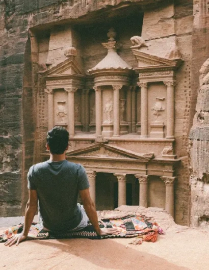 un uomo a petra, cose da vedere in giordania