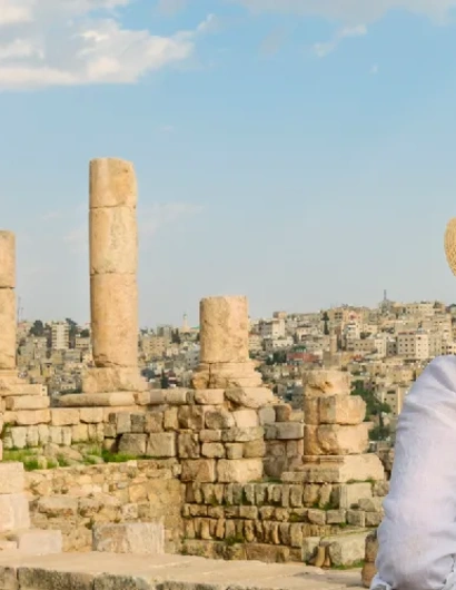ragazza giovane con cappello in piedi a guardare il tempio di ercole nella cittadella di amman,  viaggio in giordania cosa mettere in valigia