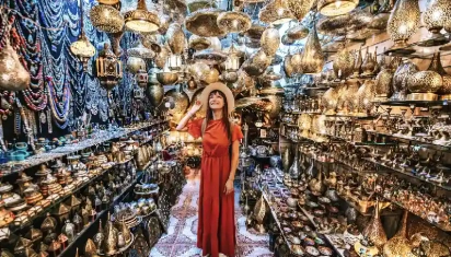 una turista al mercato in marocco , Tour marocco citta imperiali