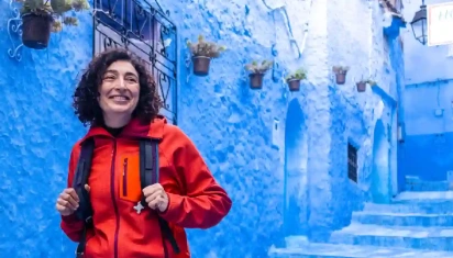 Una turista a Chefchaouen, Pacchetto Viaggio Marocco Città Imperiali e Chefchaouen 