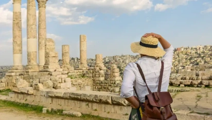 tour organizzato giordania, una donna ad amman