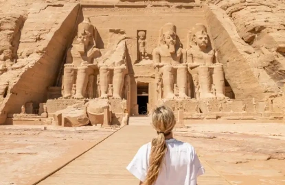 una turista avanti il tempio di abu simbel , tempio di abu simbel