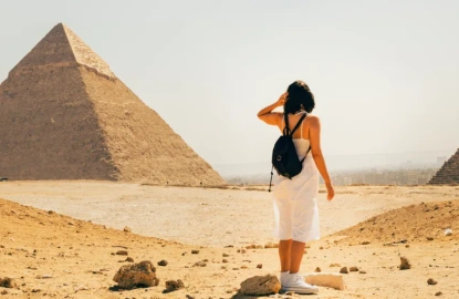 Ragazza alle Piramidi di Giza
