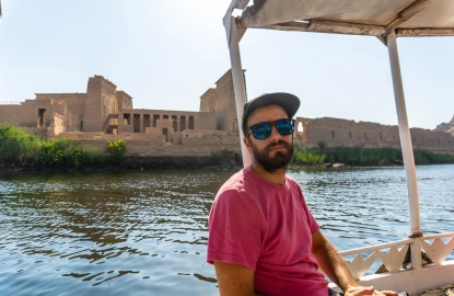 Un ragazzo sulla barca che porta al Tempio di Philae