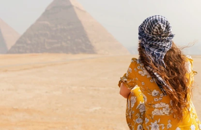 una donna davanti alle piramidi, è sicuro andare in egitto