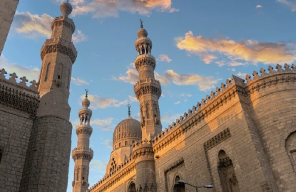 Mezquita del Sultán Al Zahir Barquq en el corazón de El Cairo histórico