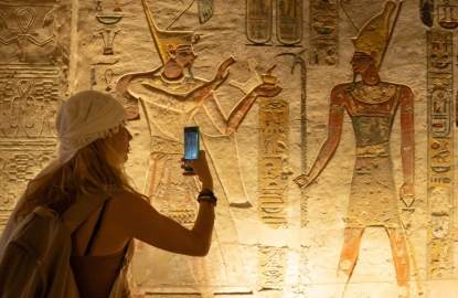 Visitante explorando las salas interiores del templo de Ramsés II en Abu Simbel