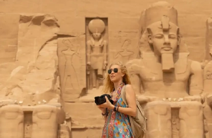 una donna davanti al tempio di Abu Simbel