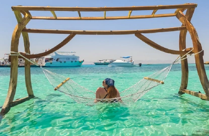 Turista disfrutando de una hamaca junto al mar en El Gouna