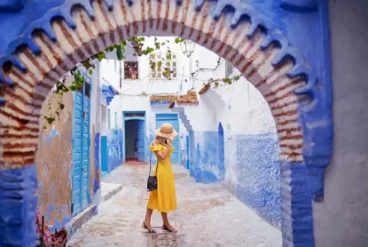 una turista a chefchaouen , tour marocco 10 giorni