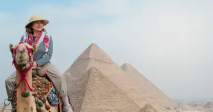 viaggio al cairo, una donna davanti alle piramidi