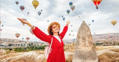 una turista a cappadocia , tour istanbul cappadocia